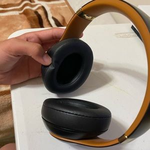 I am selling beats, they are in perfect condition, loud